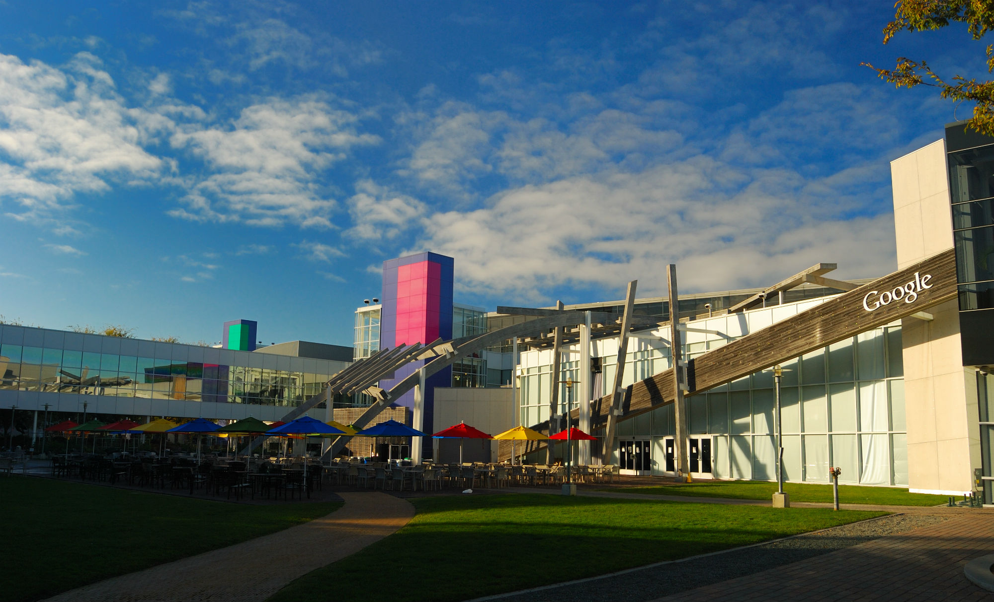 Google Dreams of a Bot That Will <br>Take Over Your Brand’s Twitter. <br>Should You Let It?